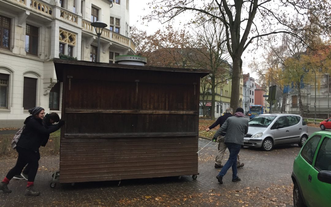 Schwankende Glühweinbude am Ziel angekommen